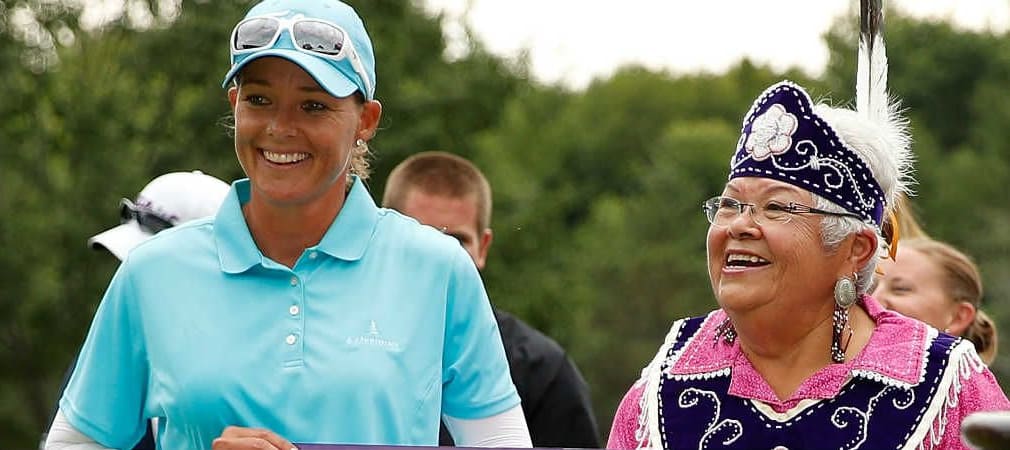Katherine Kirk wird von einer Ureinwohnerin beglückwünscht. (Foto: Getty)