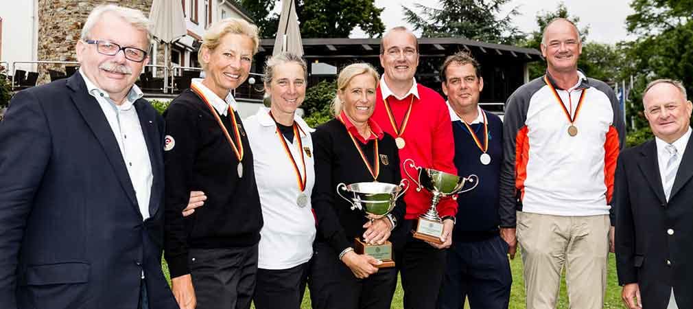 Die Medaillengewinner der Internationalen Amateurmeisterschaft von Deutschland in der AK 50 mit Susanne Lichtenberg, Stephanie Kiefer, Caroline Effert, Ekkehart H. Schieffer, Andreas Braatz und Andreas Stamm. Links im Bild Hansgünter Oberrecht (Präsident MGC Bad Ems) sowie rechts Gerd Kohns (Vizepräsident DGV). (Foto: DGV/Tiess)