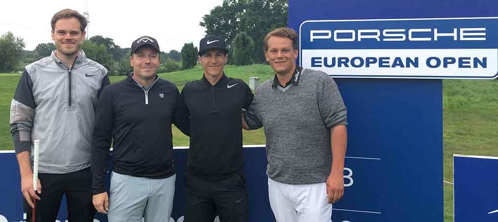 Die Gewinner des Porsche Generations Cup (li.), Thorbjörn Olesen (2. v. re.) und Golf Post Redakteur Robin Bulitz (re.) schmissen sich in die Regenklamotten und nahmen es beim ProAm der Porsche European Open mit dem überfluteten Platz auf. (Foto: Golf Post)