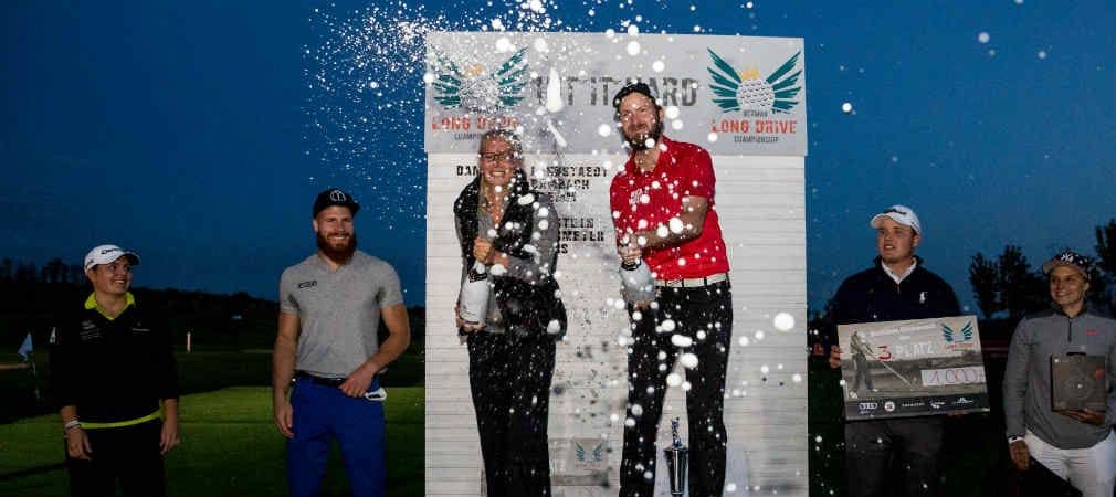 Lara Lehnstaedt und Anton Kirstein feiern ihren Sieg bei der German Long Drive Championship mit einer ordentlichen Champagnerdusche. (Foto: DGS)
