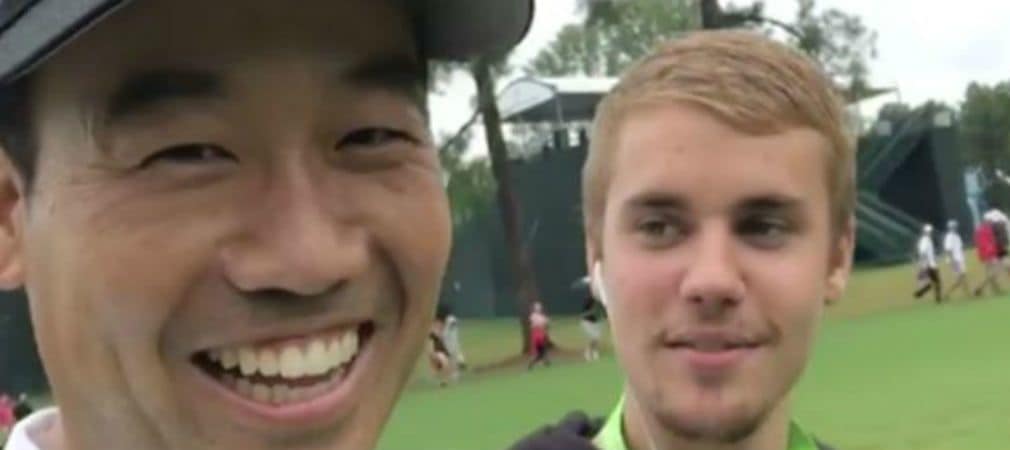 Kevin Na und Wesley Bryan rappen mit Justin Bieber über dem Platz des Quail Hollow Golf Clubs. (Foto: Twitter@Thescore)