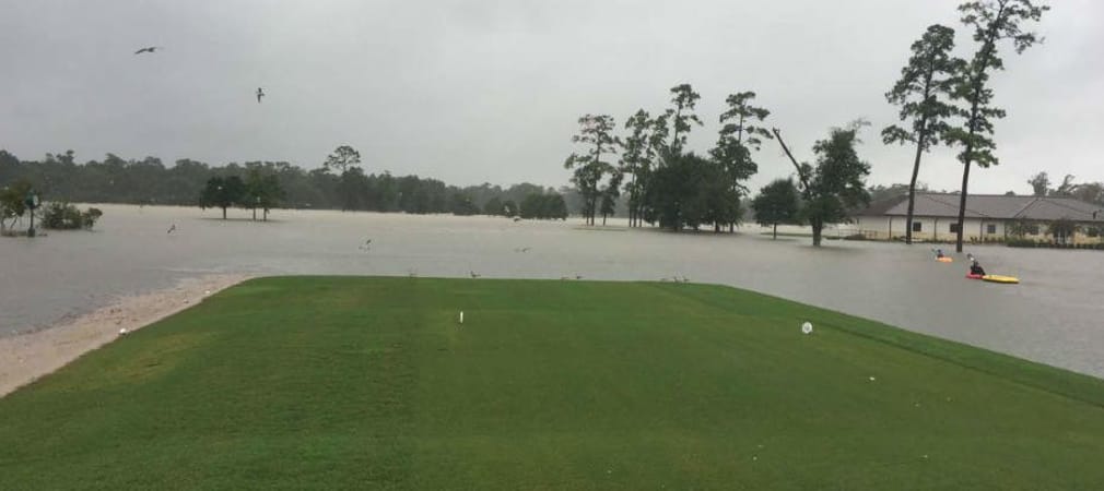 Alex Cejka spendet, um den Flutopfern zu helfen. Auch die Golfplätze in Houston sind vom Hurrikan beschädigt. (Foto: Twitter/@TimmsSteve)