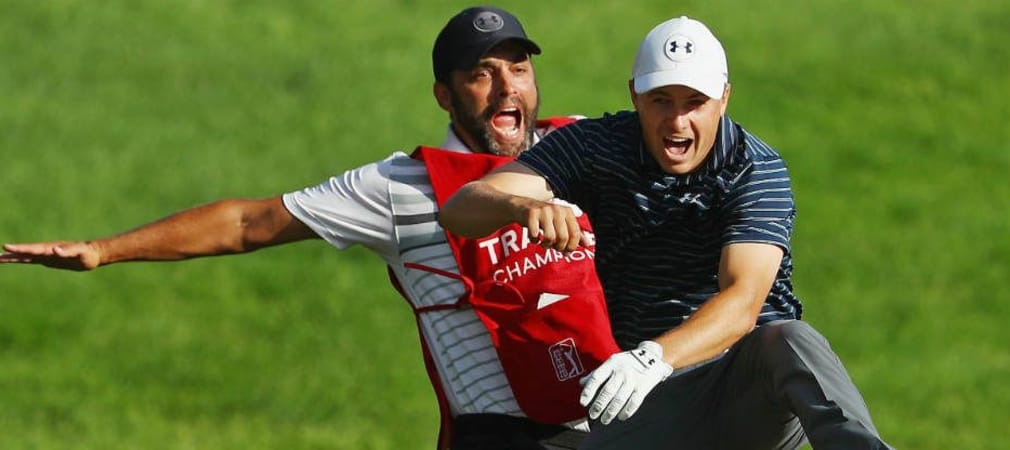 Jordan Spieth feiert im neuen Under Armour Werbespot mit seinem Caddy ab. (Foto: Getty)