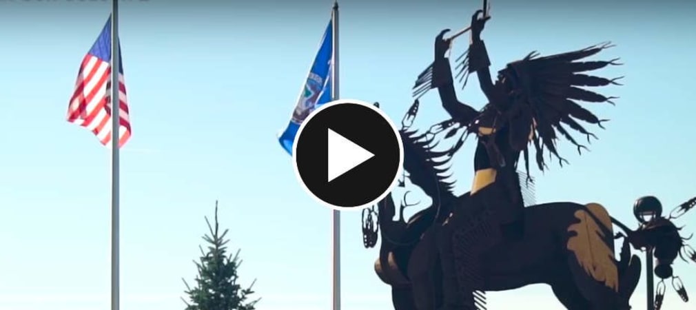 Erik Anders Lang besucht in der zweiten Staffel Adventures in Golf den Circling Raven Golf Club des Coeur d'Alene Stammes. (Screenshot: Youtube/Skratch)