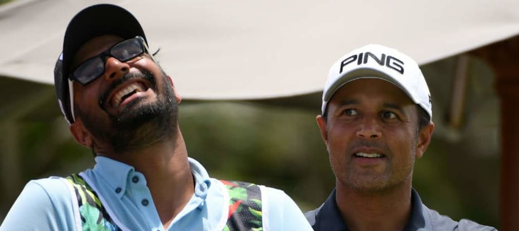 Arjun Atwal und sein Caddy scherzen zu Beginn des Moving Days der Mauritius Open. (Foto: Getty)