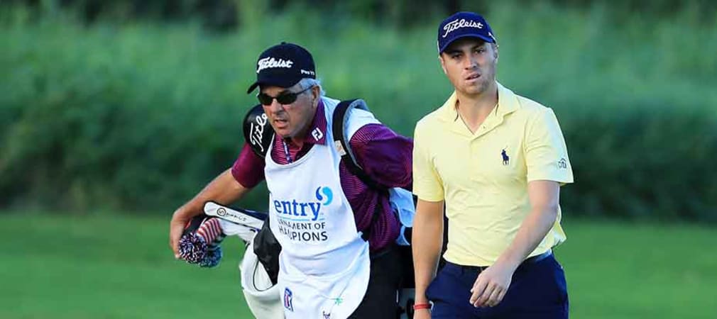 Beim Tournament of Champions musste sein Vater noch aushelfen. Diese Woche hat Justin Thomas prominente Verstärkung am Bag. (Foto: Getty)