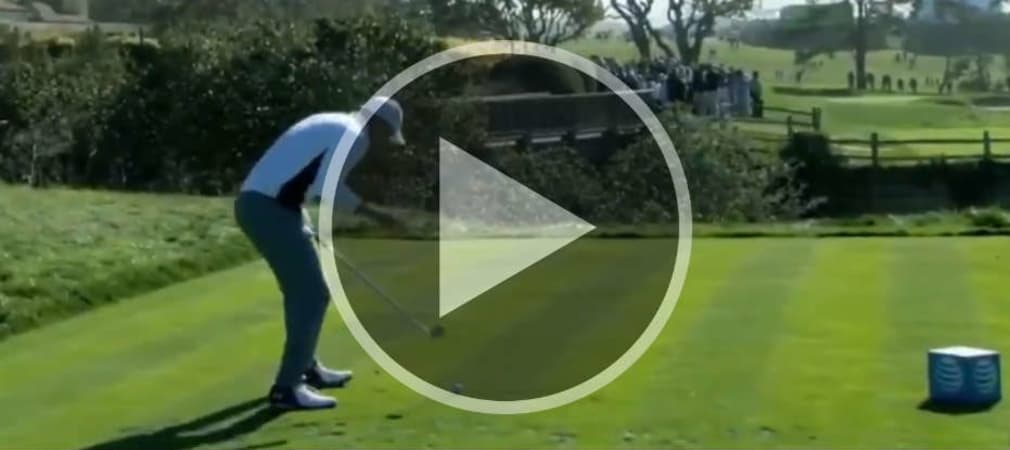 Jordan Spieth duckt sich beim AT&T Pebble Beach Pro-Am 2018 aus der Gefahrenzone. (Screenshot: twitter.com/@PGATOUR)