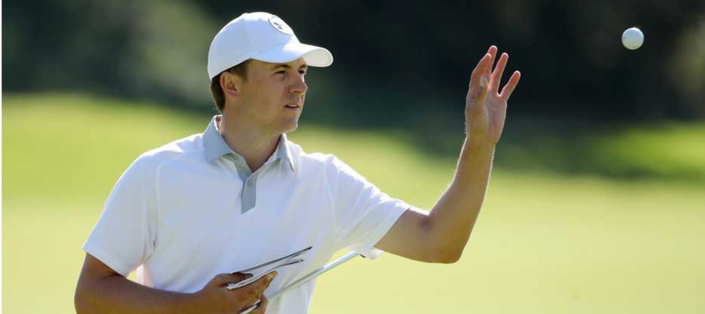 Golfbälle im Fokus: Es wird bereits seit einiger Zeit diskutiert, dass die Bälle zu weit fliegen und nun wird dagegen vorgegangen. (Foto: Getty)