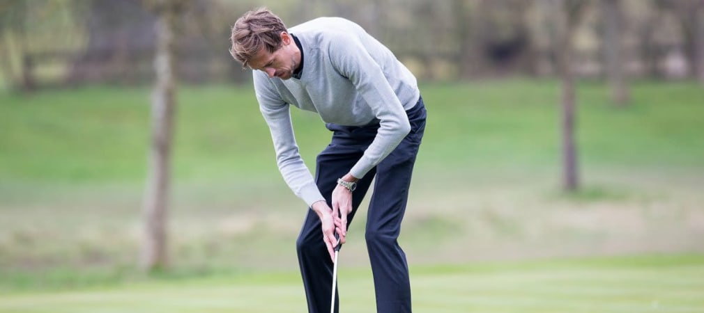 Peter Crouch mit dem Versuch seinen Putt zu lochen - komfortabel sieht die Haltung allerdings nicht aus. (Foto: twitter.com / bickstoke)