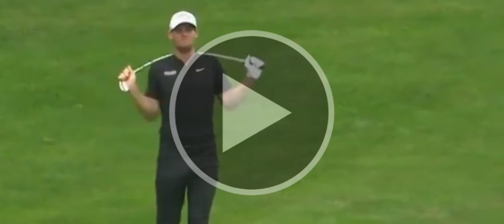 Thomas Pieters zerbricht seinen Schläger am Nacken. (Screenshot: Twitter.com/@SkySportsGolf)