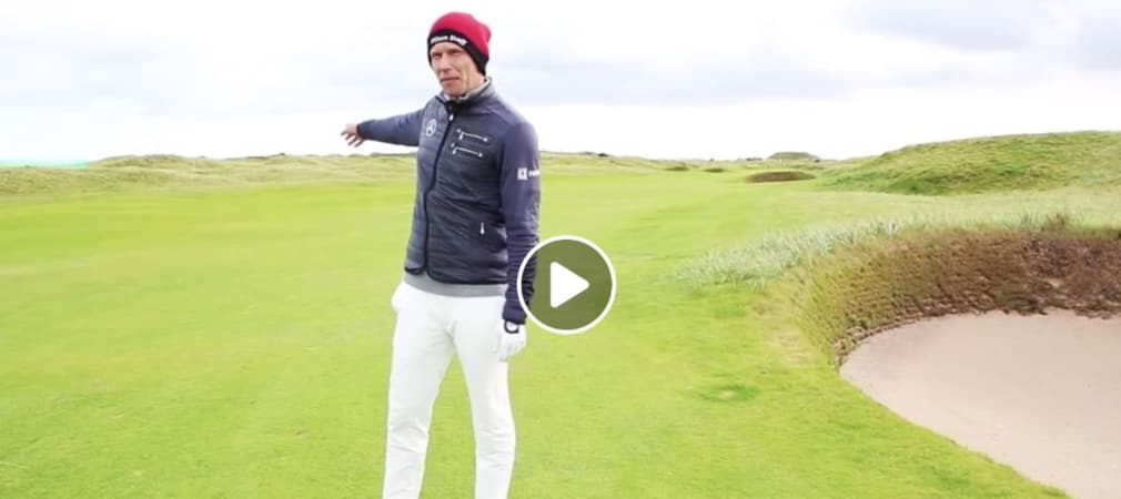 Marcel Siem auf dem Fairway von Loch 2 des Carnoustie Golf Links. Der deutsche Profi gibt Tipps, wie man den Platz bezwingt. (Foto: Facebook/@MercedesBenzGolf)