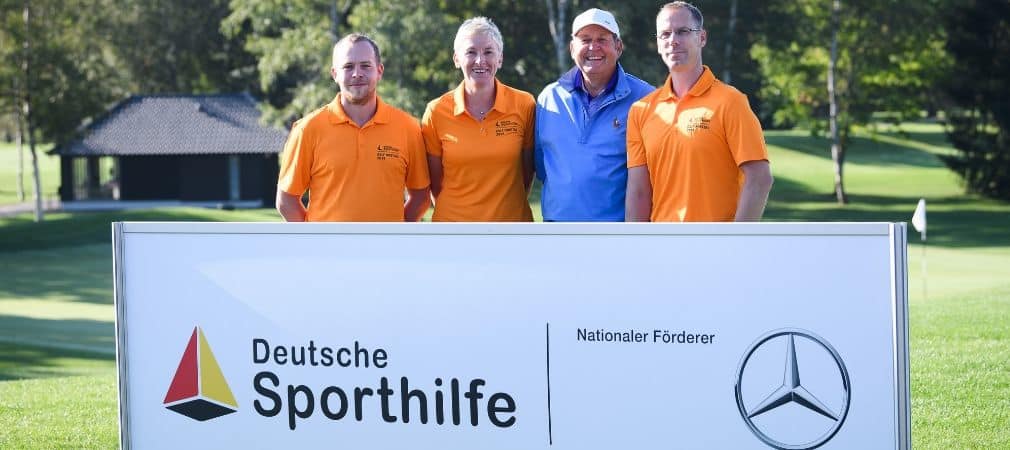 Richard Stowasser (blaues Poloshirt) aus der Golf Post Community mit seinem