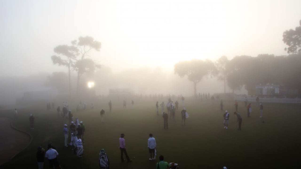 Viele Golfer auf einem Platz in einem Golfclub
