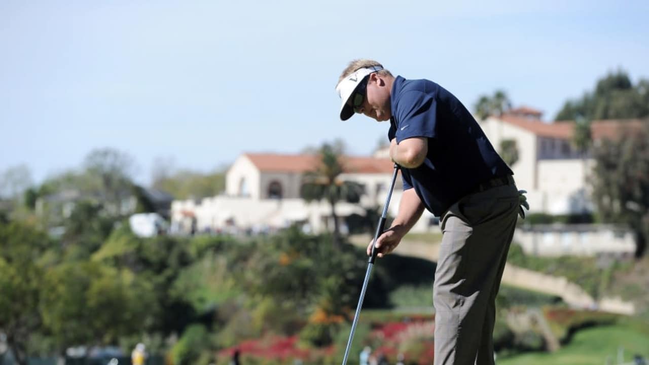 Carl Pettersson beim Putten mit einem Broomstick-Putter