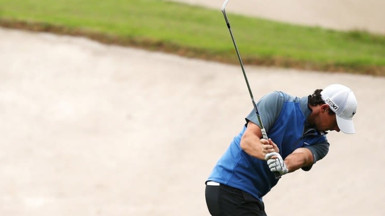Rory McIlroy spielt sich am zweiten Tag der Australian Open als Rundenbester an den Führenden Adam Scott heran.