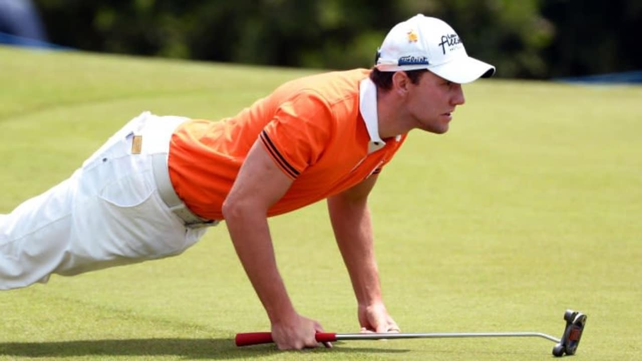 Maximilian Kieffer checkt die Puttlinie