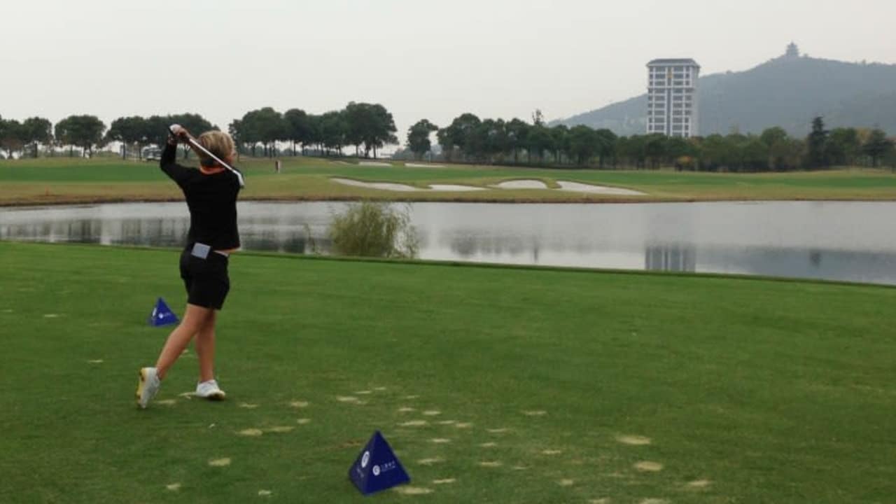 Ann-Kathrin Lindner liegt nach dem ersten Tag der Hero Women's Indian Open einen schlag hinter Nina Holleder.