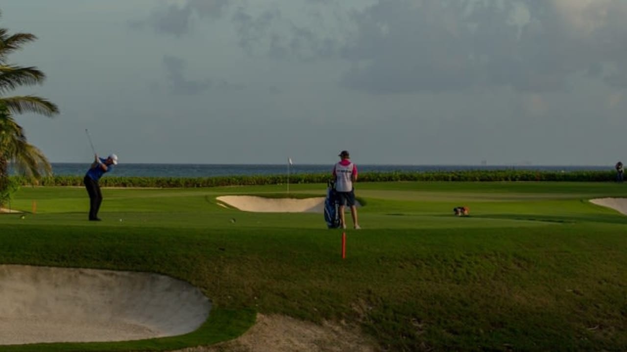 Robert Karlsson führt zur Zeit bei der OHL Classic at Mayakoba, die erneut wegen Dunkelheit unterbrochen wurde.