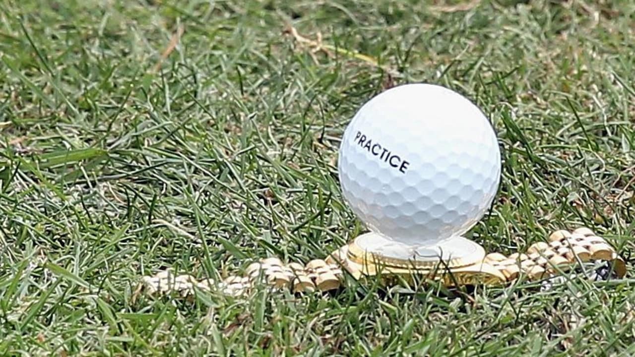 Golfball aufgeteet auf der Uhr