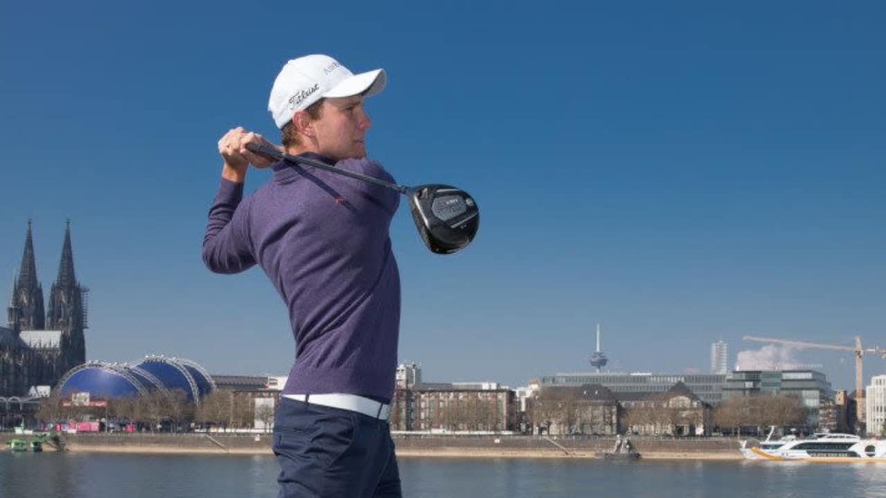 Maximilian Kieffer vor der wunderschönen Skyline von Köln. (Foto: BMW)
