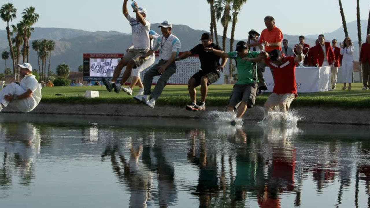Für die Siegerin der Kraft Nabisco Championship und ihren Betreuerstab gehört der abschließende Sprung in Poppie's Pond am 18. Loch einfach dazu