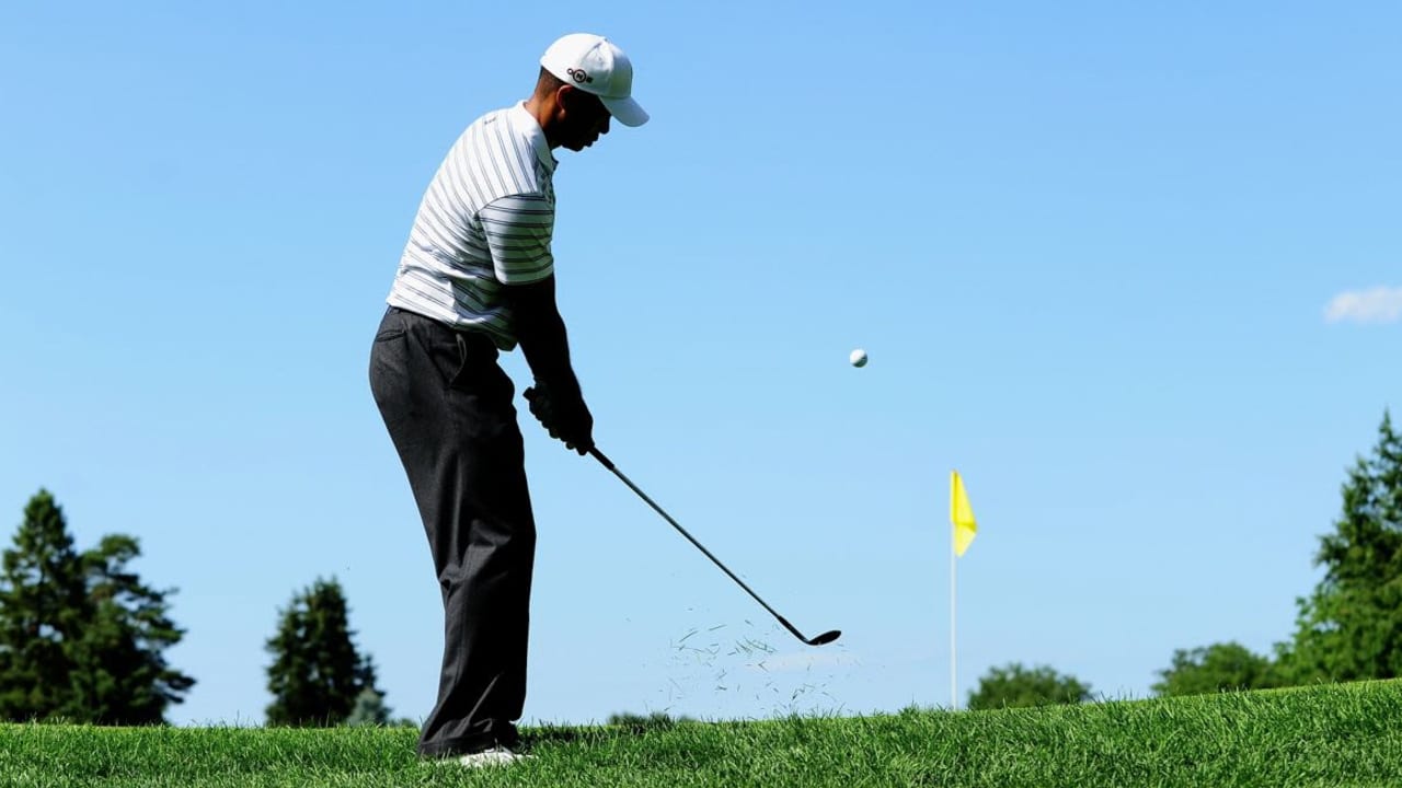 Tiger Woods chippt