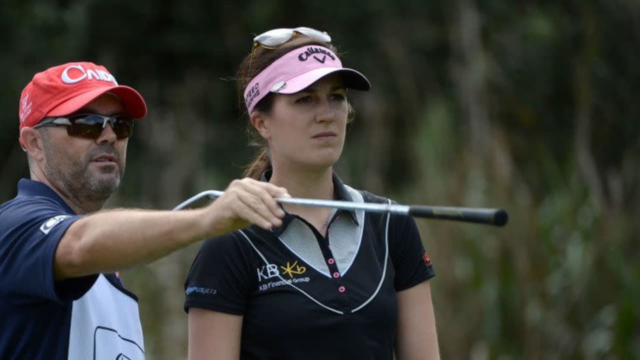 Wo geht's lang Richtung erstem LPGA-Sieg 2014? Sandra Gal's Caddie zeigt ihr den Weg, vielleicht ja schon beim Noth Texas LPGA Shootout! (Foto: Getty)