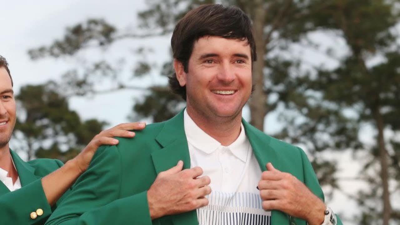 Im Vorjahr war es noch anders herum, 2014 darf sich Bubba Watson das Grüne Jackett wieder anziehen lassen. (Foto: Getty)