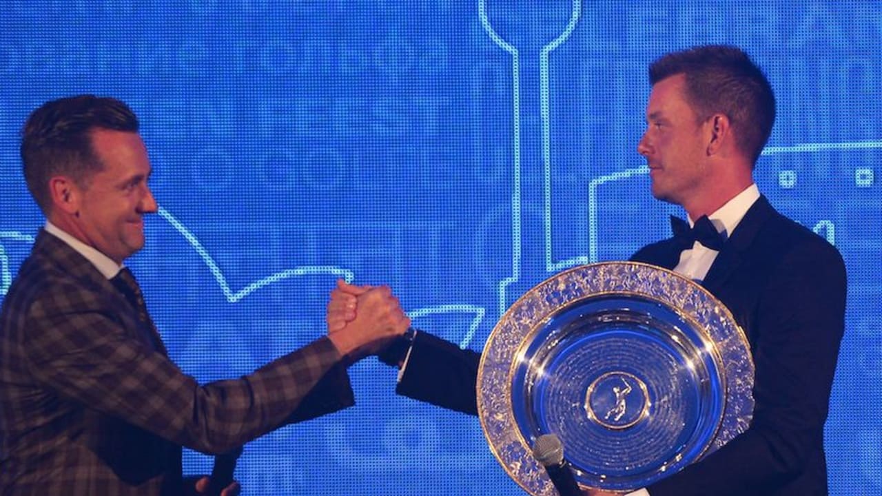 Ian Poulter überreicht Henrik Stenson die Trophäe des 2013 Players' Player of the Year Award (Foto: Getty)