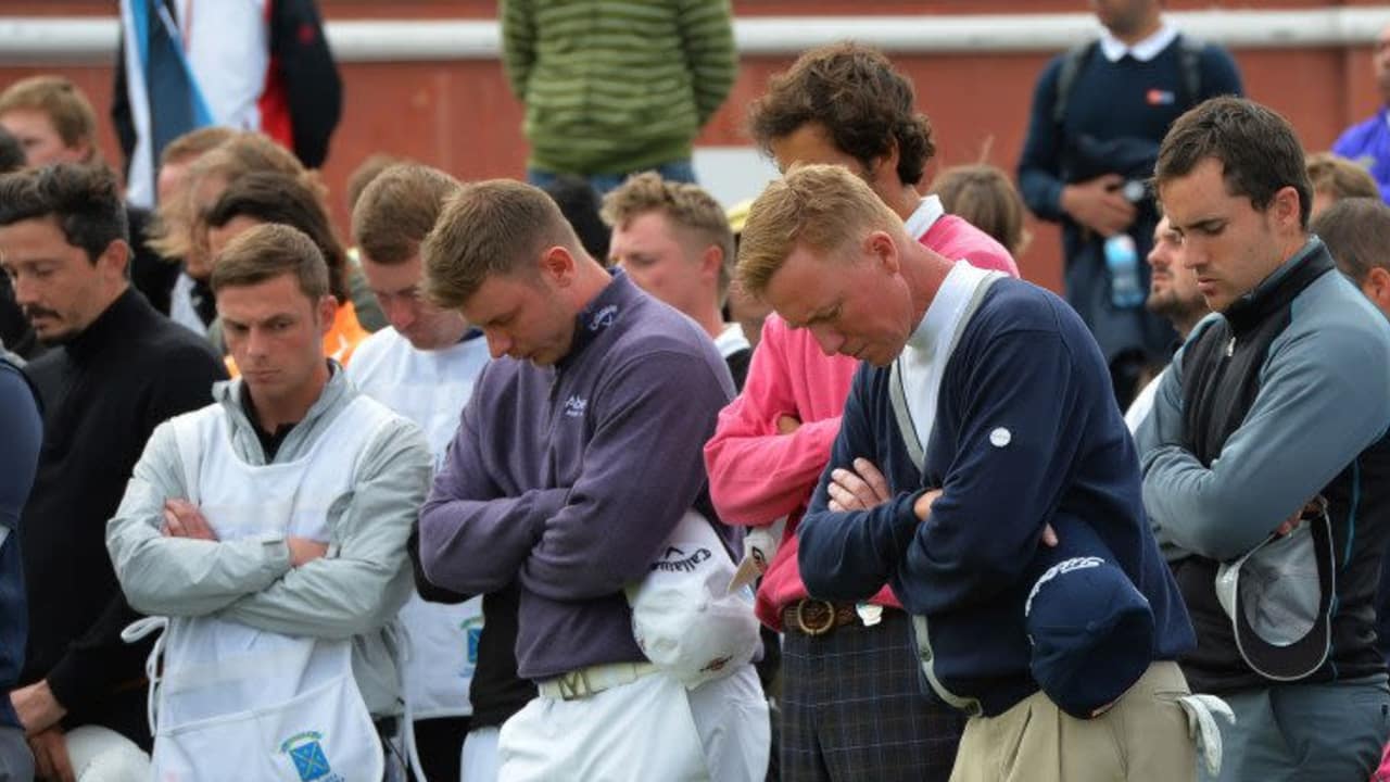 Die Spieler während einer Schweigeminute für den verstorbenen Caddie Ian McGregor.