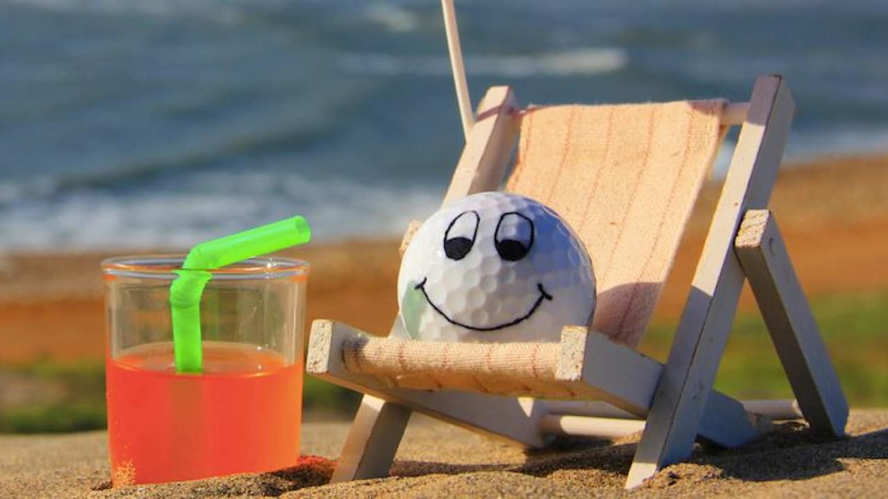 BoB beginnt seine Reise mit viel Zuversicht und trinkt sich am Strand noch etwas Mut an. (Foto: BoB)