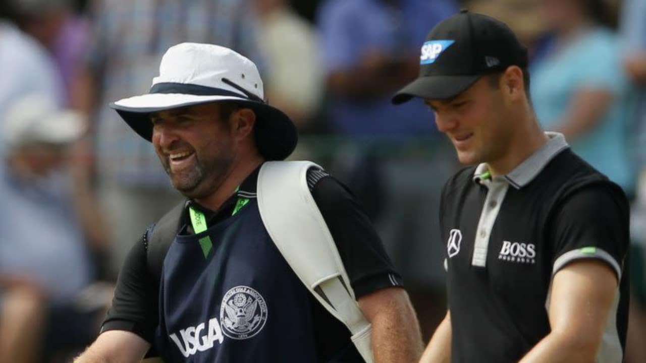 Zusammen mit seinem Caddy macht sich Martin Kaymer auf den Weg und will die beste Ausgangsposition für den Finaltag. (Foto: Getty)