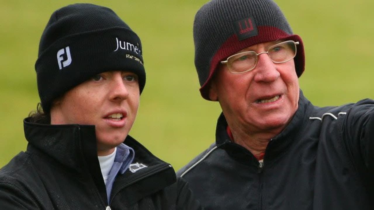 Rory McIlroy ist großer Manchester United Fan und war auch schon mit Legende Bobby Charlton auf dem Golf Platz unterwegs.