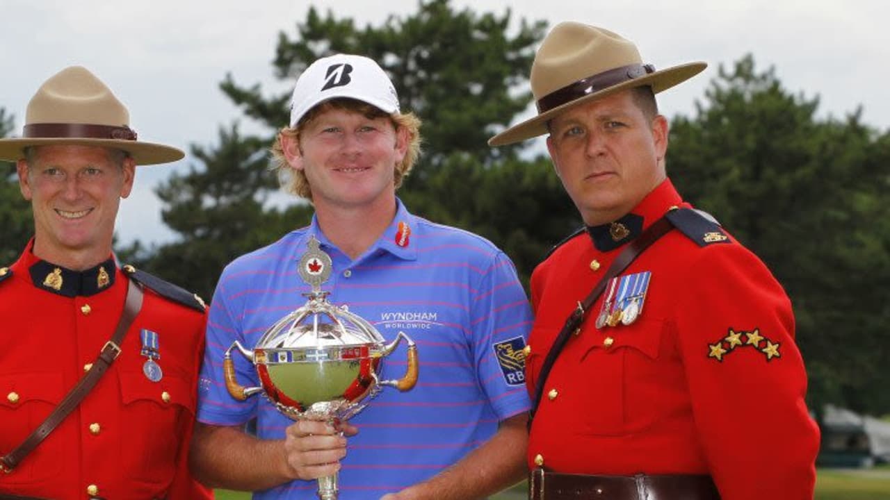 Mit dem Pokal zwischen den Mountys - Brandt Snedeker will den Pott beid er Canadian Open 2014 verteidigen. (Foto: Getty)