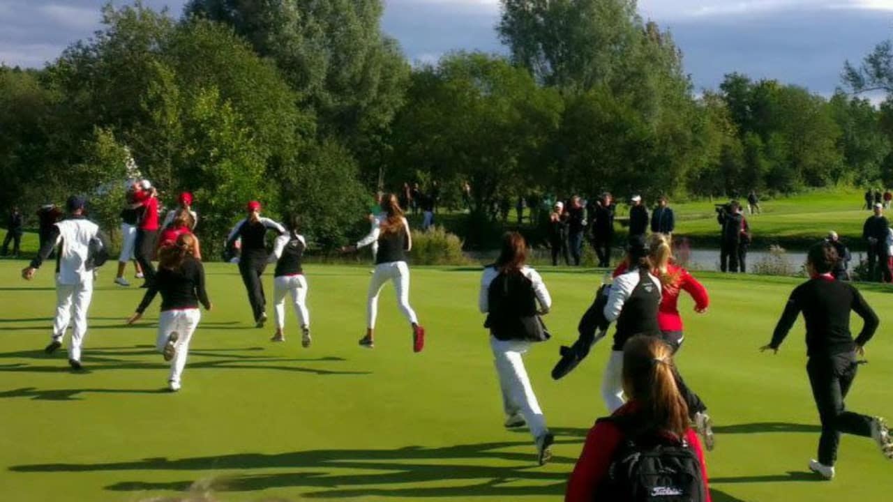 Der Jubel bei den Damen des GC St. Leon-Rot war riesig. Nachdem Karolin Lampert den letzten Putt sicher gelocht hatte, stürmten ihre Mannschaftskammeradinnen aufs Grün. )Foto: Golf Post)