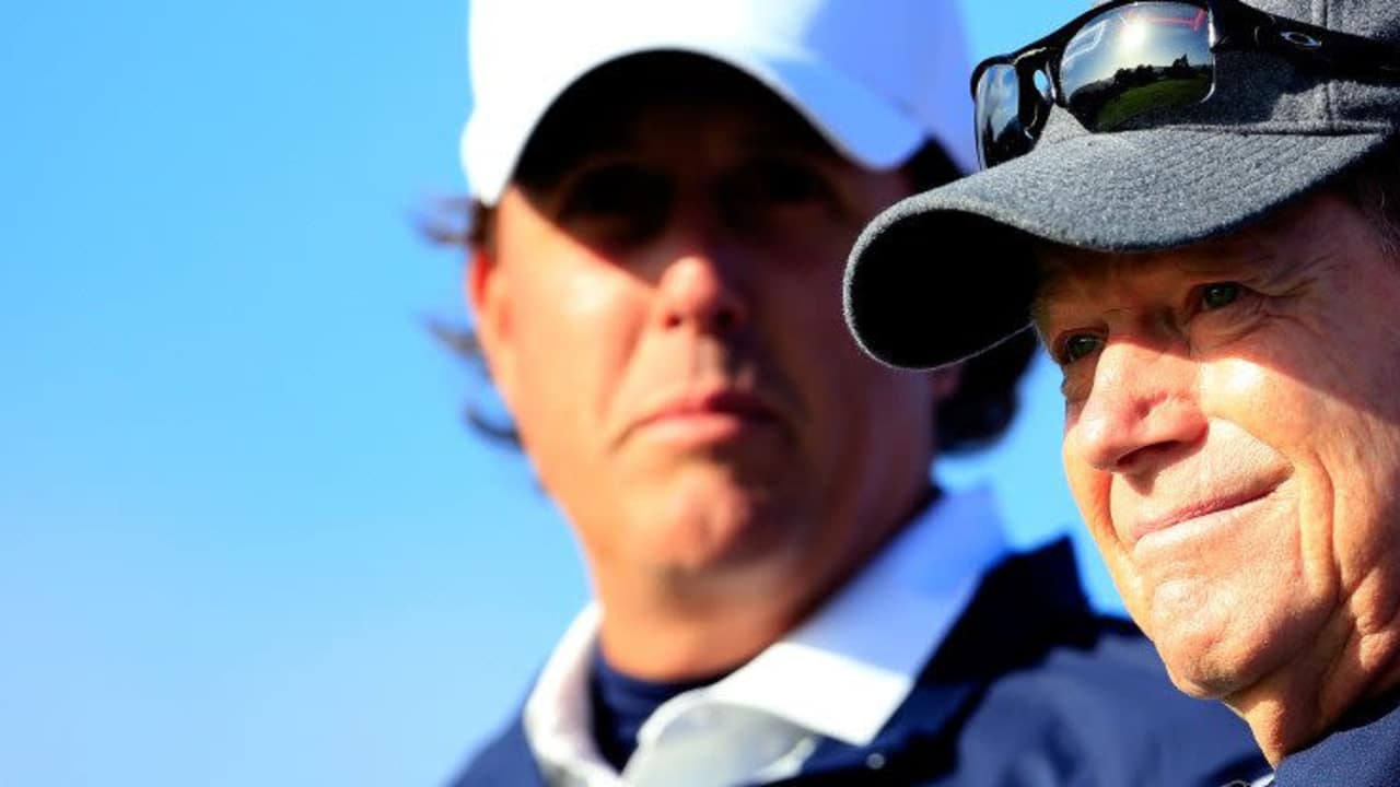 Phil Mickelson kritisierte seinen Kapitän Tom Watson heftig nach der deutlichen Niederlage der US-Amerikaner im Ryder Cup.