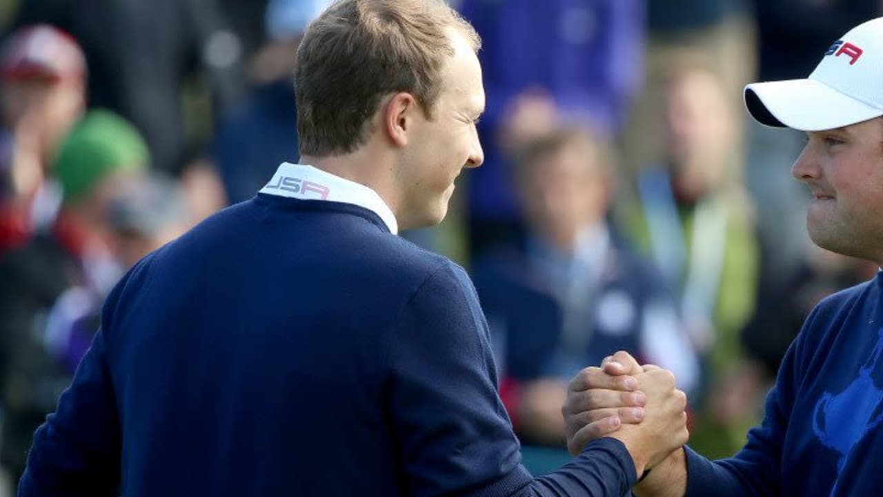 Oben auf waren nach dem Duell mit Martin Kaymer und Thomas Björn leider nur die Amerikaner Jordan Spieth (l.) und Patrick Reed.