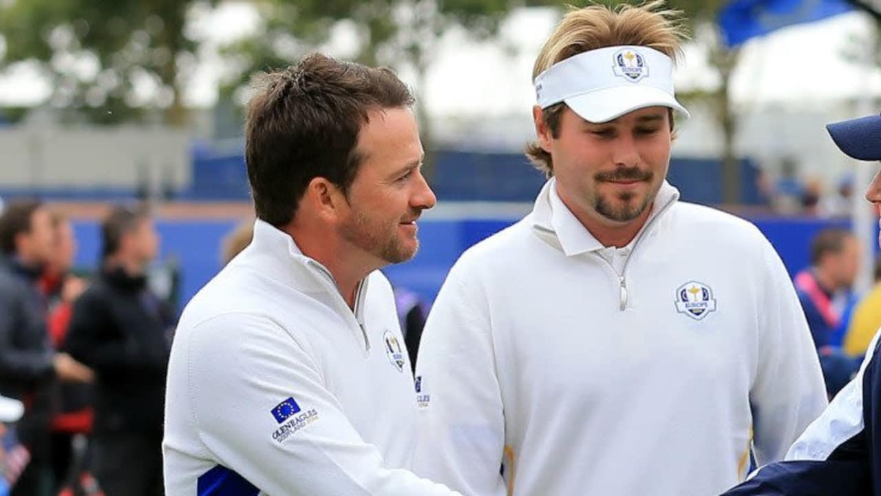 Tom Watson, Kapitän der US-Amerikaner, blieb nur die faire Gratulation an Graeme McDowell (l.) und Victor Dubuisson.