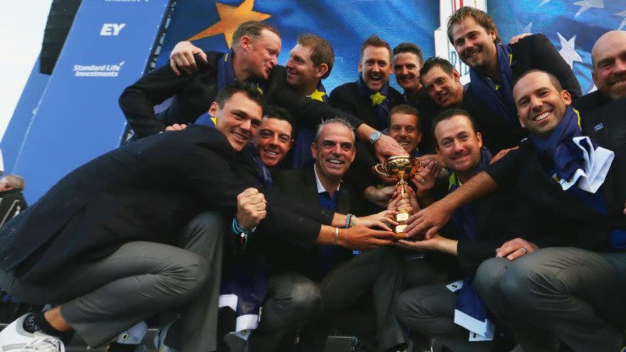 So sehen Sieger aus! Das erfolgreiche Team Europa mit der Trophäe nach der Abschlussfeier des Ryder Cups.