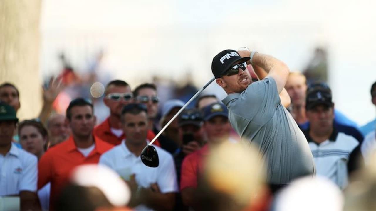 Hunter Mahan betrachtet die Flugkurve seines Balles. (Foto: Getty)