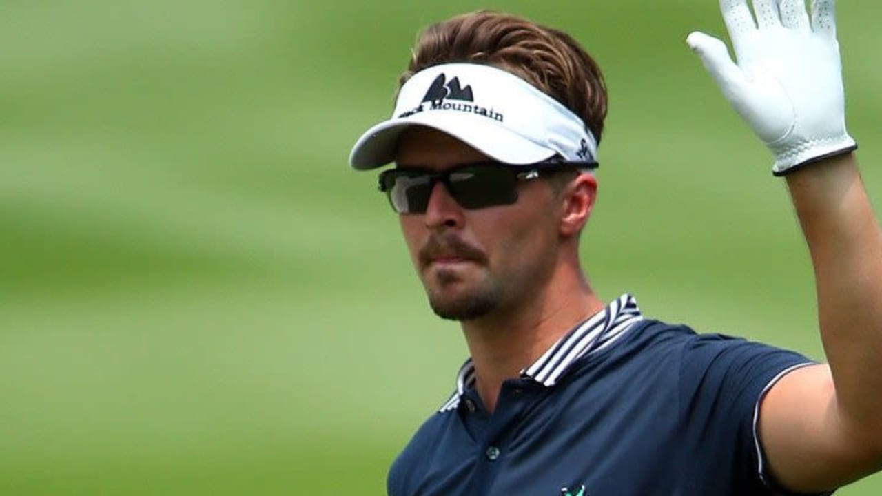 Der Schwede Rikard Karlberg setzte sich zum Auftakt der CIMB Classic in Malaysia an die Spitze des Feldes, bevor die Runde wegen schlechten Wetters abgebrochen werden musste.