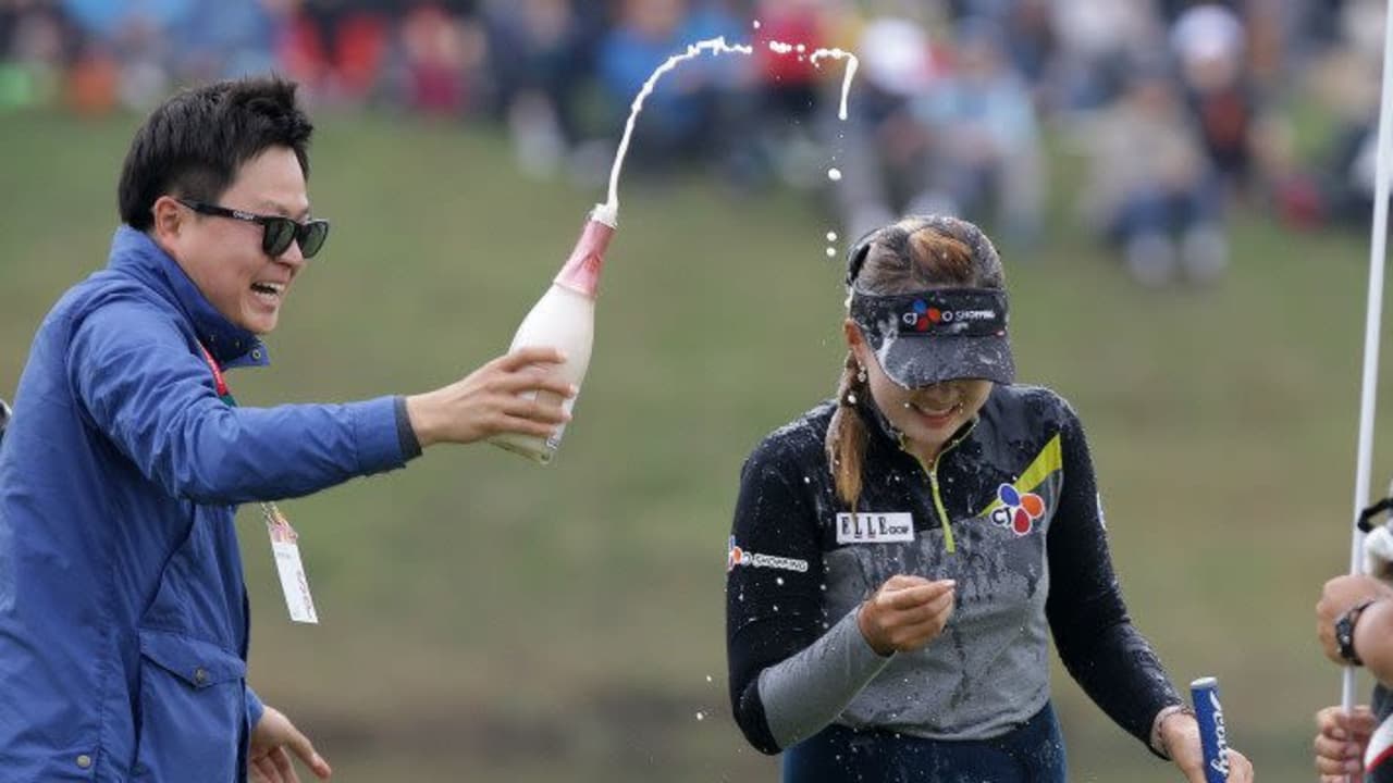 Mit erst 19-Jahren gewinnt Kyu Yung Baek die HanaBankChampionship und feiert damit ihren ersten Sieg auf der LPGA Tour. (Foto: Getty)