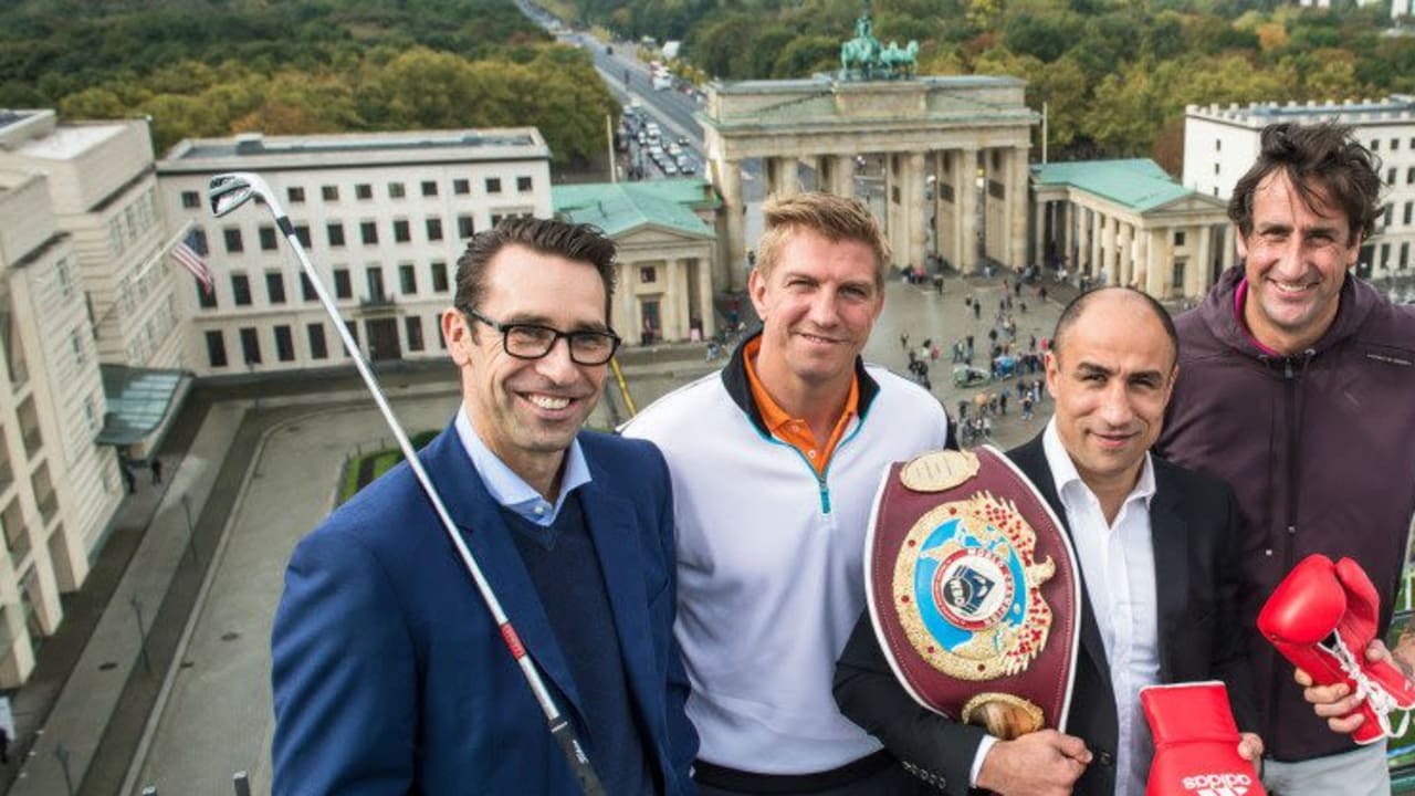 Vom Dach des Adlons aus würde wohl jeder gerne mal Abschlagen - diesen fünf Herren war es vergönnt. (Foto: In City Golf)