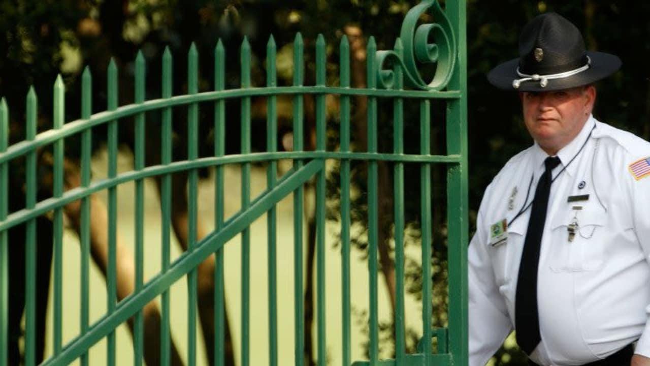 Ein beliebtes Ziel für viele Golffans: Der Augusta National Golf Club. Willkommen sind die vielen Besucher jedoch nicht und sie werden mit einigen Sicherheitsvorkehrungen vom Gelände fern gehalten.