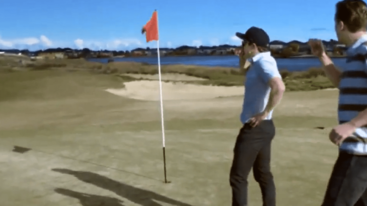 Ein paar australische Profi-Baseballspieler haben Golf mit Baseball kombiniert und dabei ziemlich beeindruckend eingelocht. (Foto: youtube)