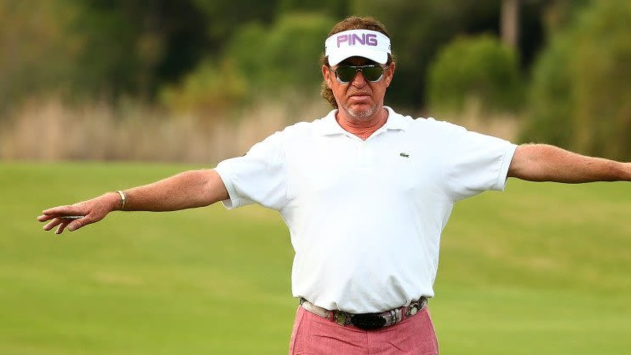 In altrosaner Hose, aber mit alles andere als altrosanem Spiel: Miguel Angel Jimenez führt bei der Turkish Airlines Open. (Foto: Getty)