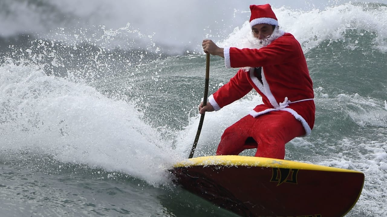 Als moderner Bubbaclaus würde auch Bubba Watson als sportlicher Weihnachtsmann seine Geschenke verteilen. Vielleicht wie in seinem neuen Song mit einem Luftkissen. (Foto: Getty)