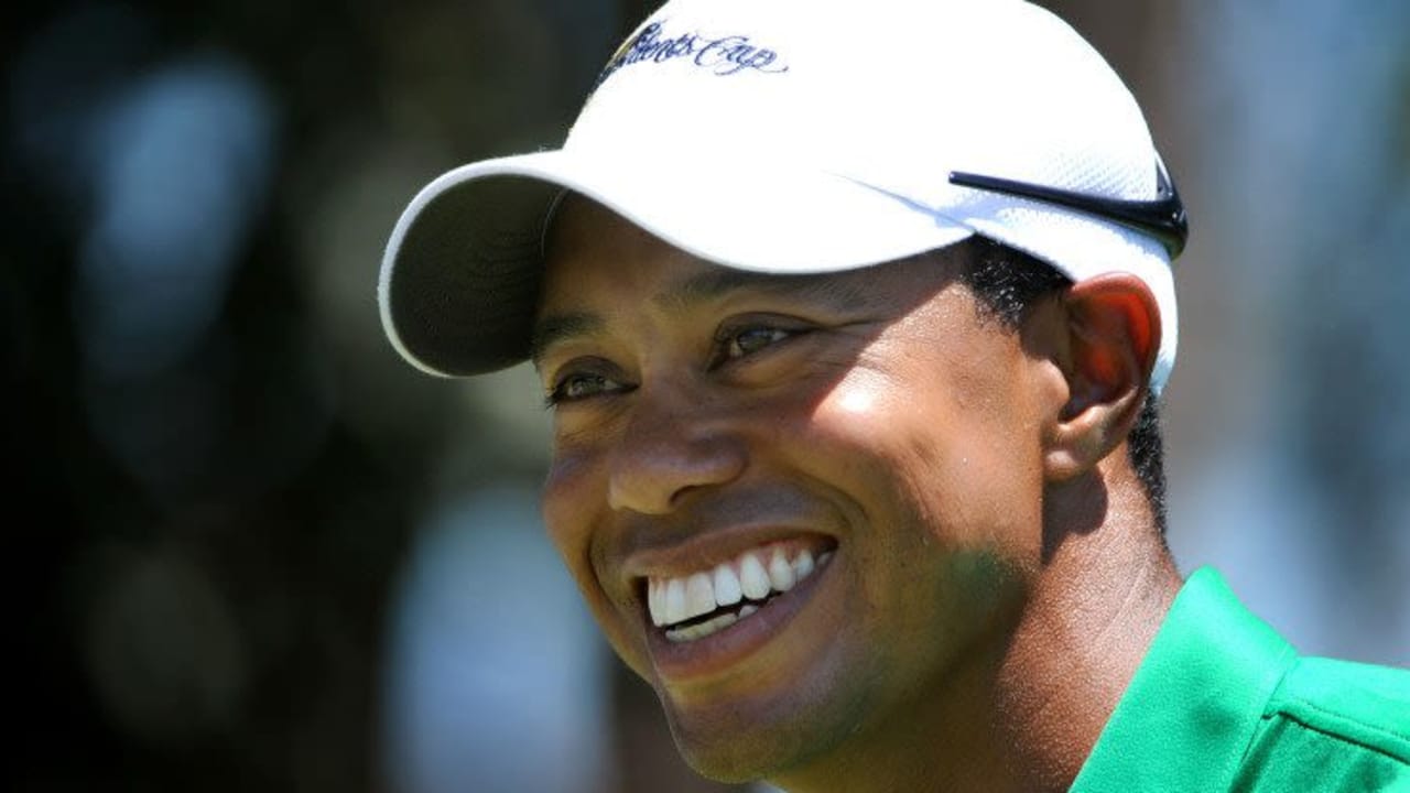 So lächelt Tiger Woods gerne auf dem Golfplatz. Doch am Wochenende verging im das Lachen beim Angesicht der Zahnlücke, die er zu kaschieren versuchte. (Foto: Getty)