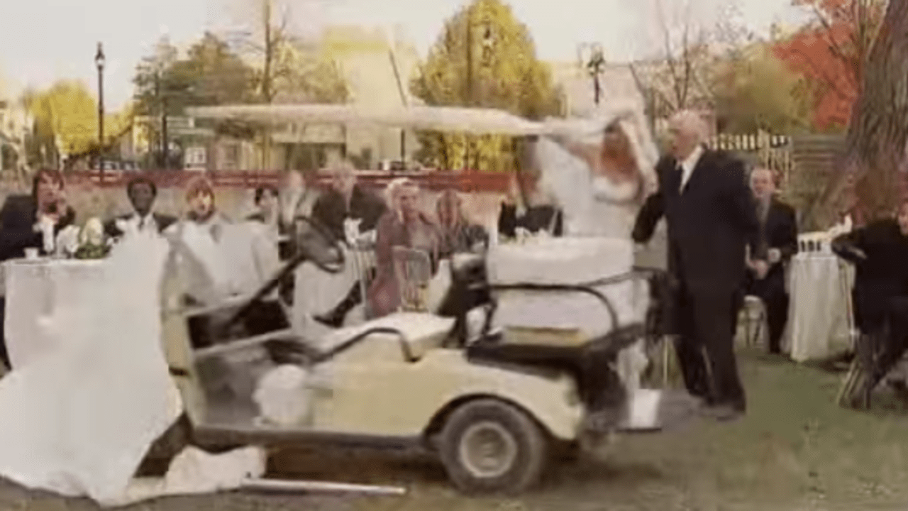 Golfcart und Hochzeitstorte - eine gefährliche Kombination! (Foto: Youtube)
