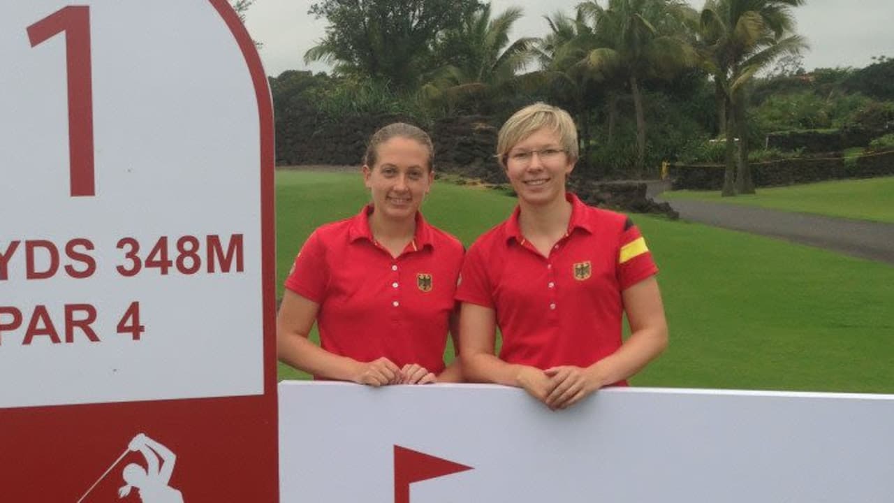 Ann-Kathrin Lindner (r.) und Nina Holleder bei der World Ladies Championship im Mission Hills Resort.